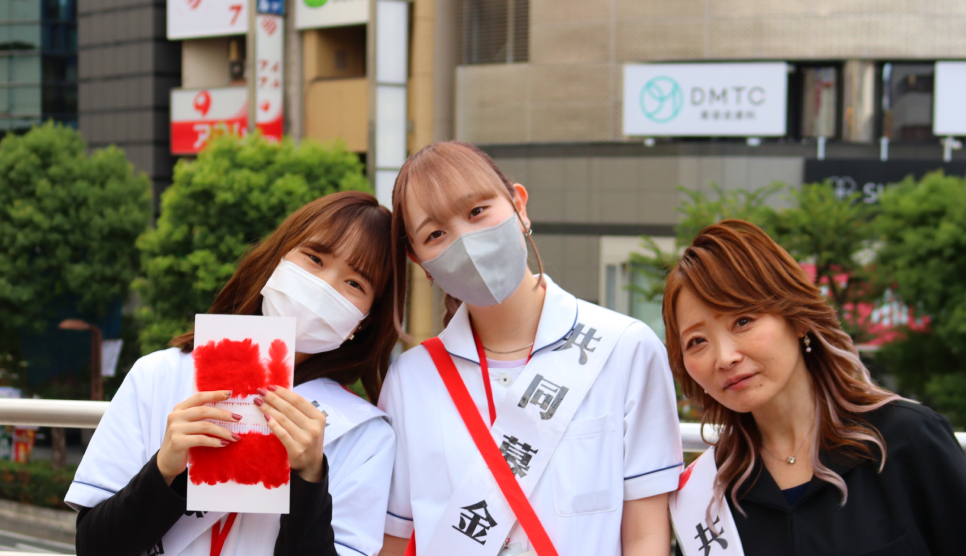 赤い羽根共同募金の活動をする3人の女子生徒
